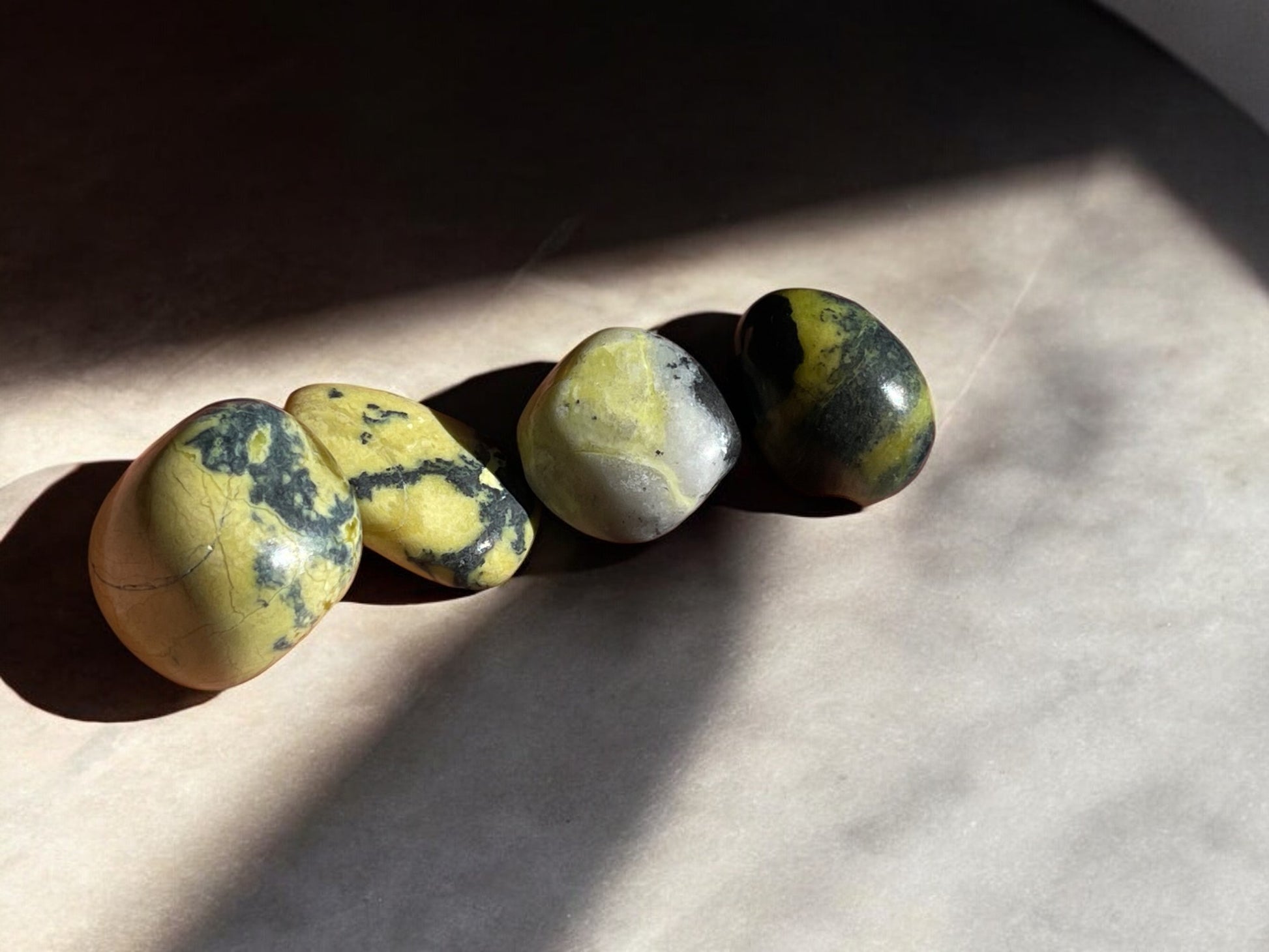 Serpentine tumbled stones