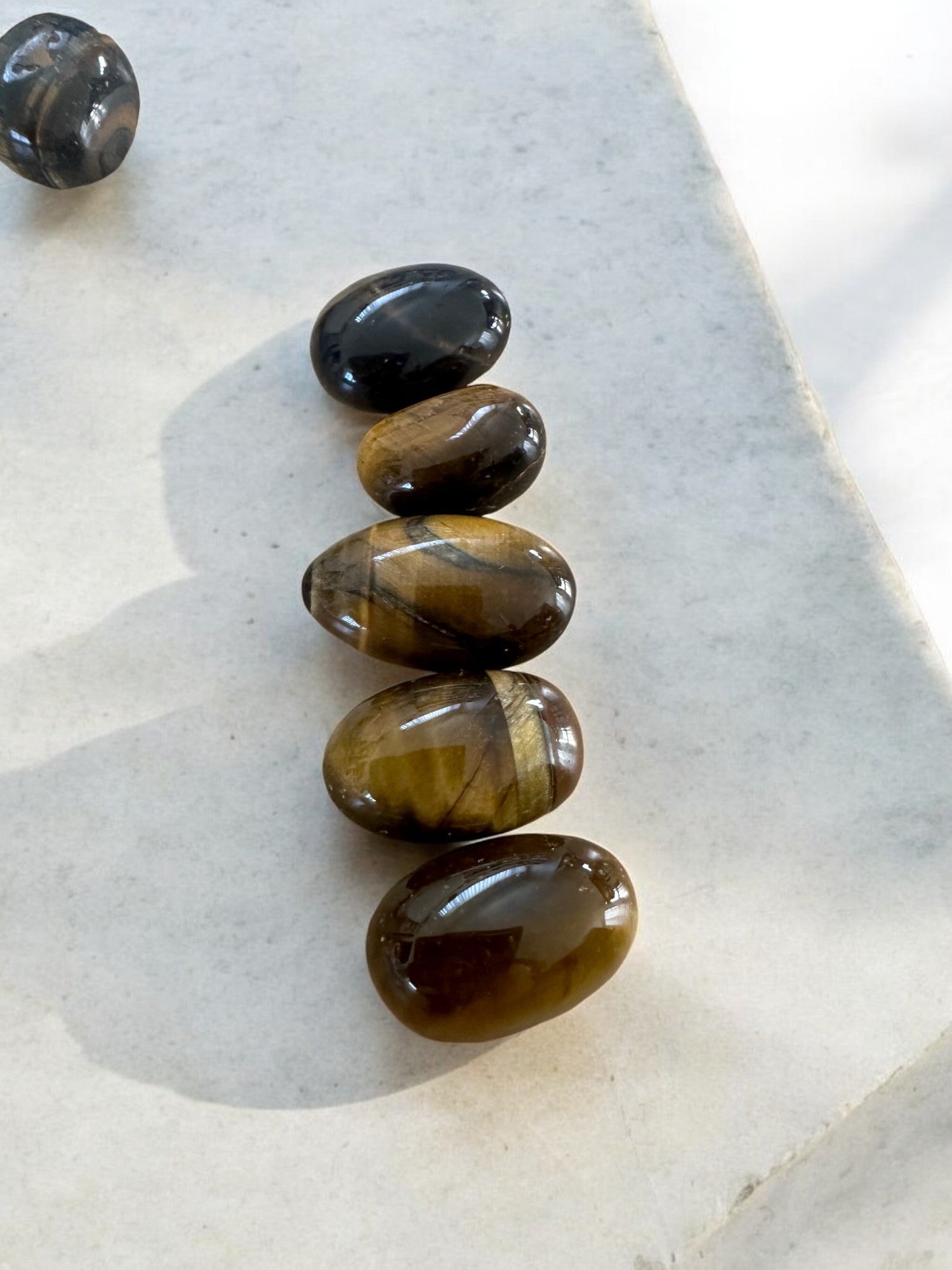 Tiger's eye tumbled stones