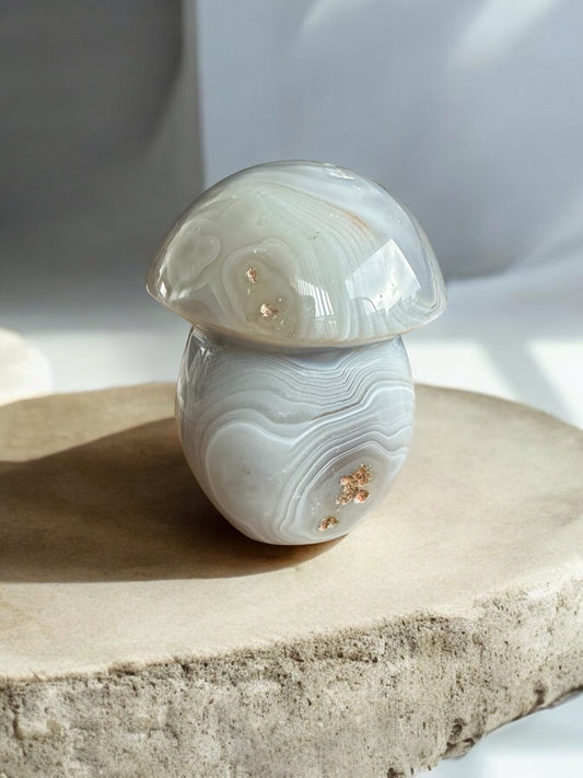 Agate crystal figurine in mushroom shape